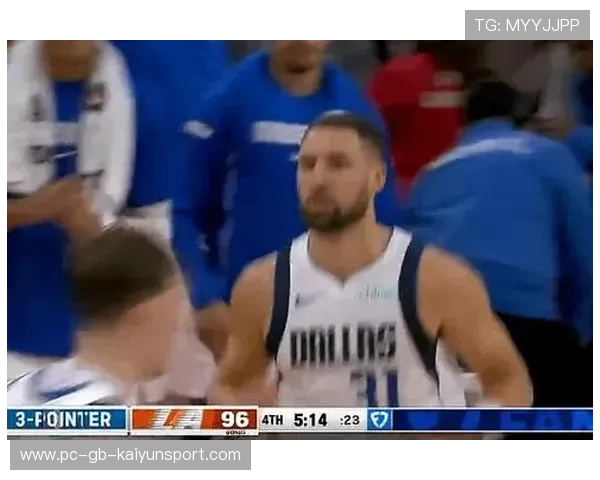 NBA球星空中漂移三分命中，全场震撼